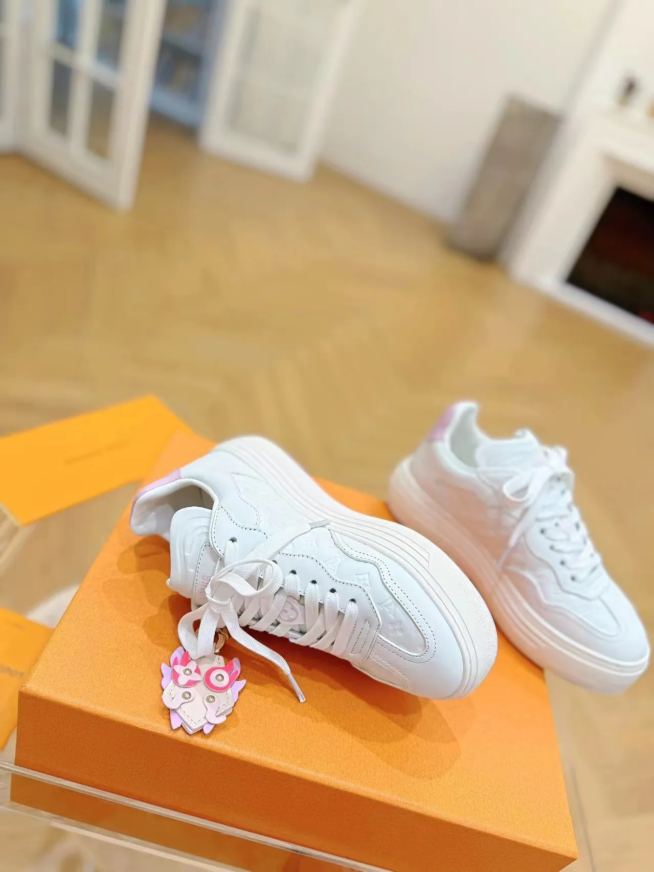 👟👟Ex-factory price 620👟👟Men's size +10 Same style for men and women🔥🔥𝐋𝐕 𝐃𝐢𝐬𝐜𝐨𝐯𝐞𝐫𝐲 2024 new sports shoes thick sole casual ❗️❗️ original purchase development and production LV Discovery lace-up shoes were unveiled at Louis Vuitton's fourth show. They are made of technical mesh fabric and metallic synthetic materials to create a streamlined design. Brand elements embellish the upper and lightweight rubber outsole, with technical shoelaces. Fabric: Original imported cowhide + technology mesh Inner lining: Original customized breathable mesh Sole: Original molded ultra-light rubber foam material Bottom thickness: 5.5CM Size: Women's 35-41 (41 customized), Men's 39-46, (45-46 customized)